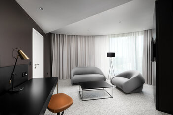 Business Suite - living room
